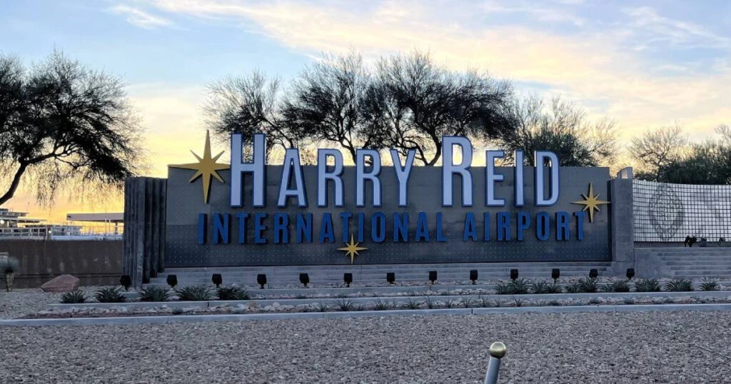 Agentes policiales en el Aeropuerto Internacional Harry Reid de Las Vegas tras un altercado que dejó a una persona detenida