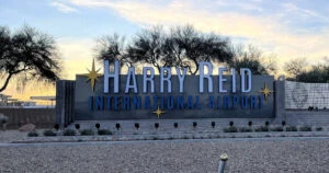 Agentes policiales en el Aeropuerto Internacional Harry Reid de Las Vegas tras un altercado que dejó a una persona detenida