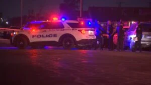 Patrullas policiales y cinta de seguridad durante la investigación de un apuñalamiento en un complejo de apartamentos de Silverado Ranch, Las Vegas.