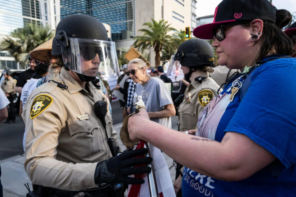 Manifestantes anti-ICE enfrentan a la policía de Las Vegas en una protesta donde se denuncia uso excesivo de fuerza