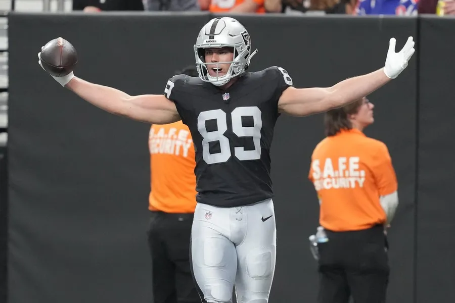 Jugadores de Las Vegas Raiders en acción antes de las lesiones de Brock Bowers y Jeremy Chinn que afectan el cierre de temporada.