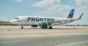 Avión de Frontier Airlines en el Aeropuerto de Los Cabos tras anuncio de nuevos vuelos directos a Atlanta y Las Vegas