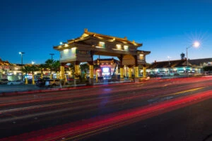 Reurbanización de Chinatown con nueva iluminación y embellecimiento para mejorar la seguridad y el comercio