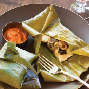 Tamal guatemalteco tradicional envuelto en hoja de plátano, representativo de las celebraciones decembrinas en la comunidad latina de Las Vegas.