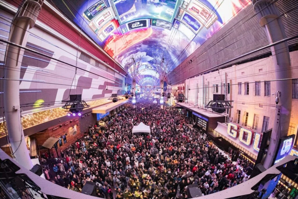 Fremont Street Experience con millones de luces LED y celebración nocturna por su 30 aniversario en el centro de Las Vegas.