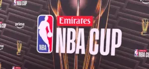 Partido de baloncesto de la Copa NBA en el T-Mobile Arena con público lleno en Las Vegas