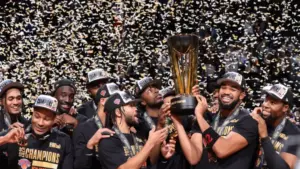 Jugadores de los New York Knicks celebran el campeonato de la Copa de la NBA 2025 en Las Vegas