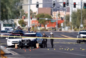 Agentes de la policía de Las Vegas resguardan la escena de un homicidio en Sierra Vista Drive durante las investigaciones