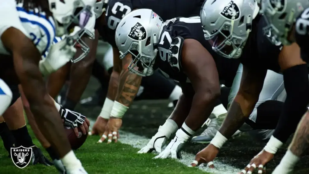 Jugadores de los Las Vegas Raiders en acción durante un partido clave que define su cierre de temporada