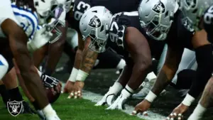 Jugadores de los Las Vegas Raiders en acción durante un partido clave que define su cierre de temporada
