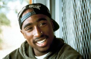 Retrato de Tupac Shakur y referencia al proceso judicial en Nevada por su asesinato ocurrido en Las Vegas