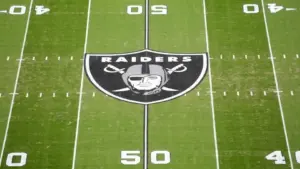 Zona acordonada en Los Ángeles donde autoridades investigan el asesinato de un exjugador de los Raiders encontrado en un campamento