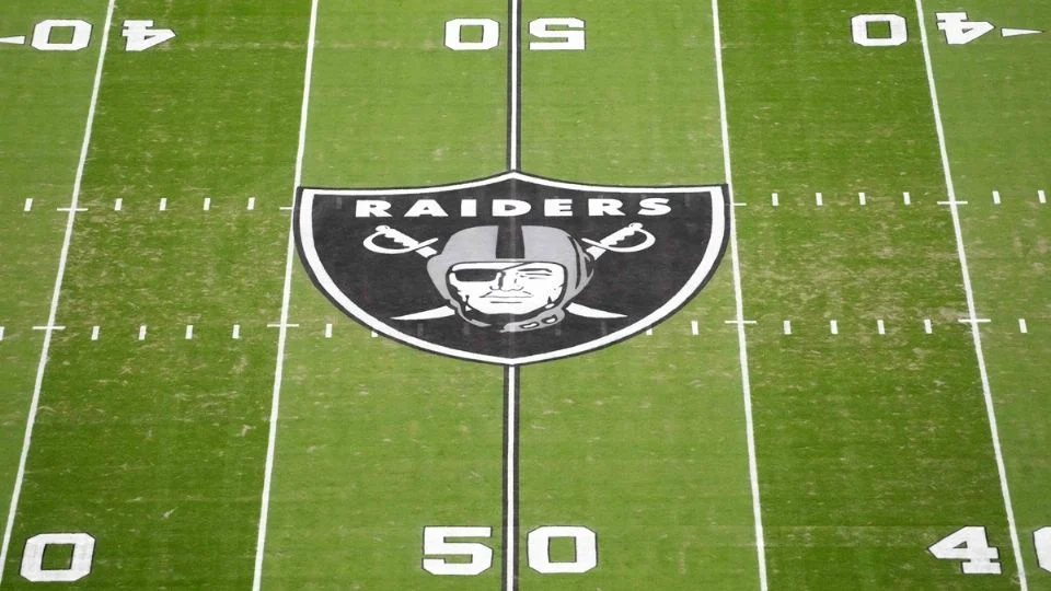 Zona acordonada en Los Ángeles donde autoridades investigan el asesinato de un exjugador de los Raiders encontrado en un campamento