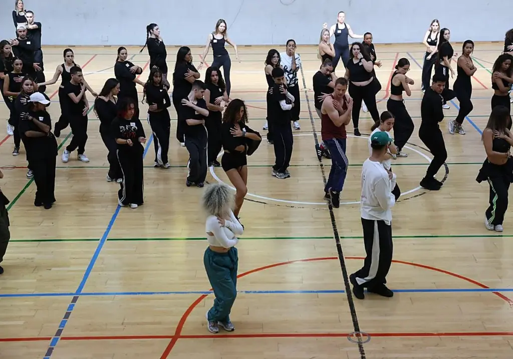 Participantes demuestran sus pasos de baile durante el casting para seleccionar a bailarines que formarán parte del Carnaval de Canarias en su 50.º aniversario.