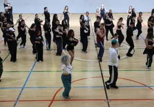 Participantes demuestran sus pasos de baile durante el casting para seleccionar a bailarines que formarán parte del Carnaval de Canarias en su 50.º aniversario.