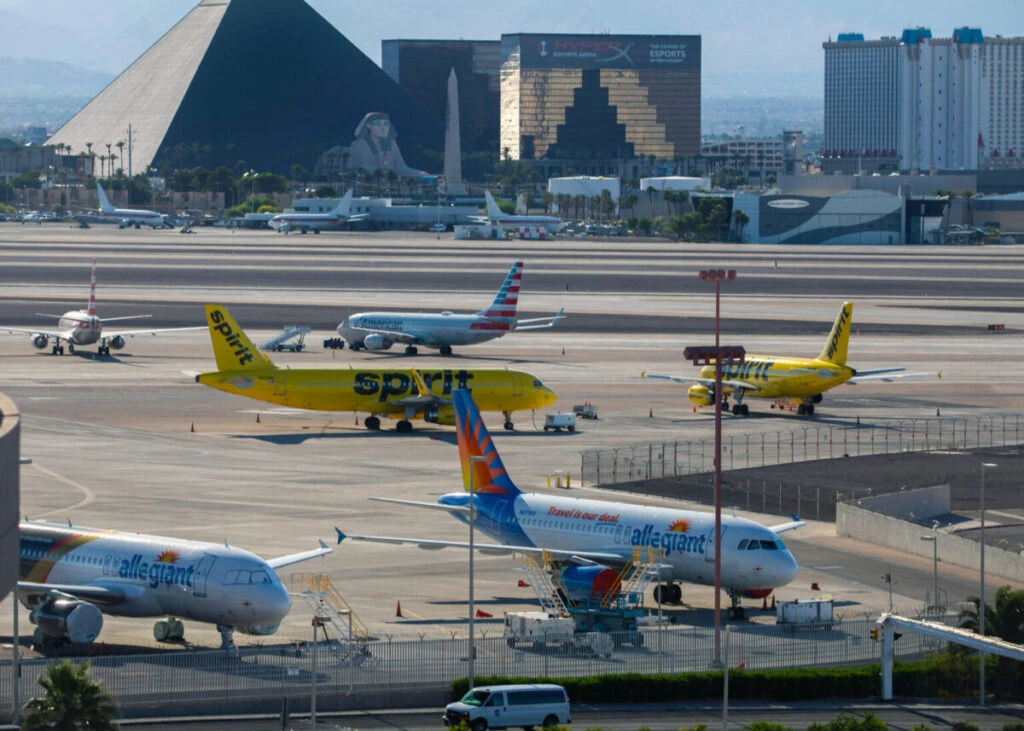 Avión de Avelo Airlines en el Aeropuerto Internacional Harry Reid, tras la decisión de frenar vuelos de deportación en Las Vegas.