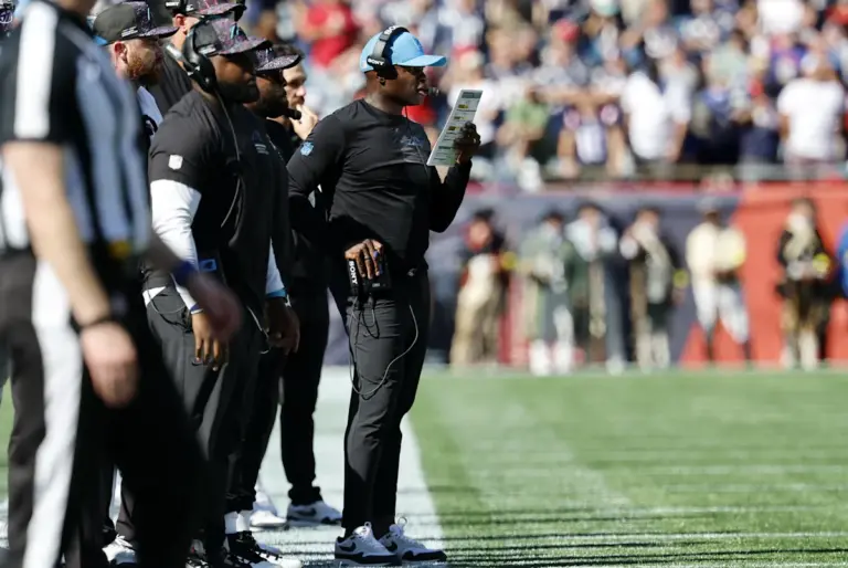 Ejiro Evero en la banda técnica durante un partido de NFL, señalado como candidato a entrenador en jefe de los Raiders de Las Vegas