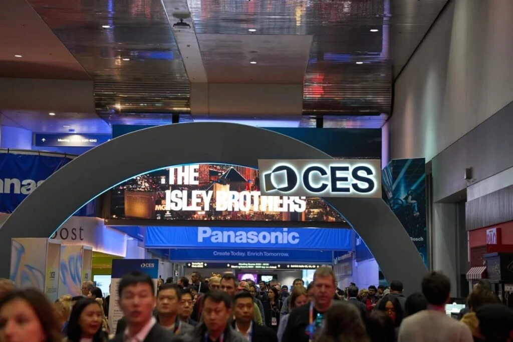 Asistentes recorren el showroom de CES 2026 en Las Vegas donde se exhiben innovaciones tecnológicas de primera línea