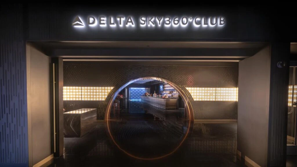 Aerolínea Delta Air Lines como socia oficial de Sphere en Las Vegas mostrando el Delta SKY360° Club y el exterior de Sphere con la Exosphere