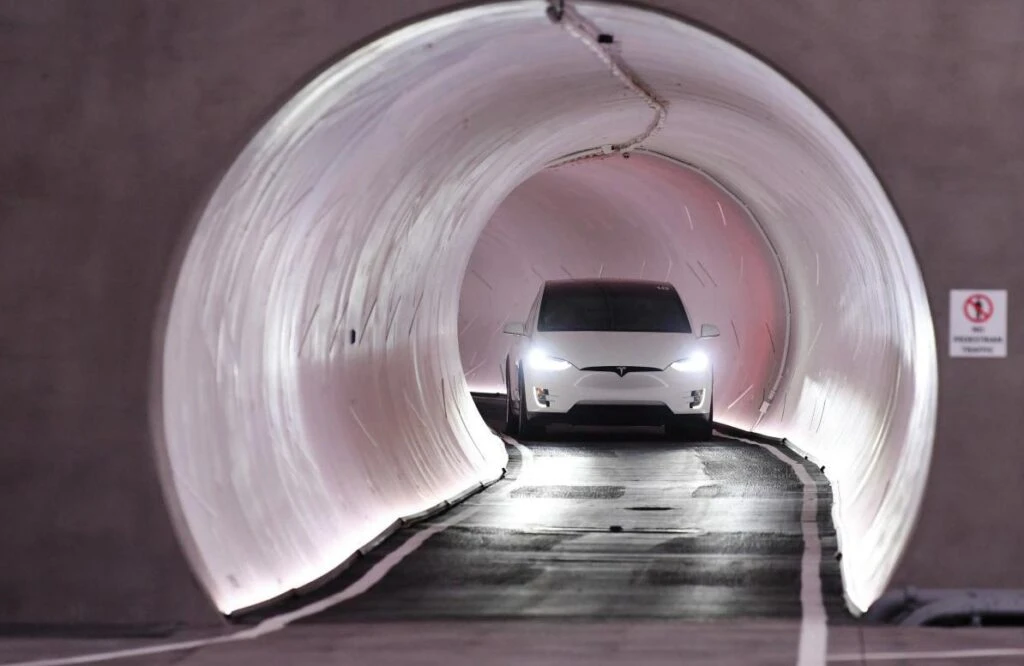Sistema Vegas Loop operando con vehículos Tesla en túneles y superficie urbana de Las Vegas en medio de debate fiscal