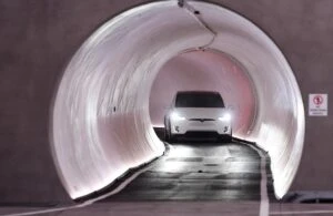 Sistema Vegas Loop operando con vehículos Tesla en túneles y superficie urbana de Las Vegas en medio de debate fiscal