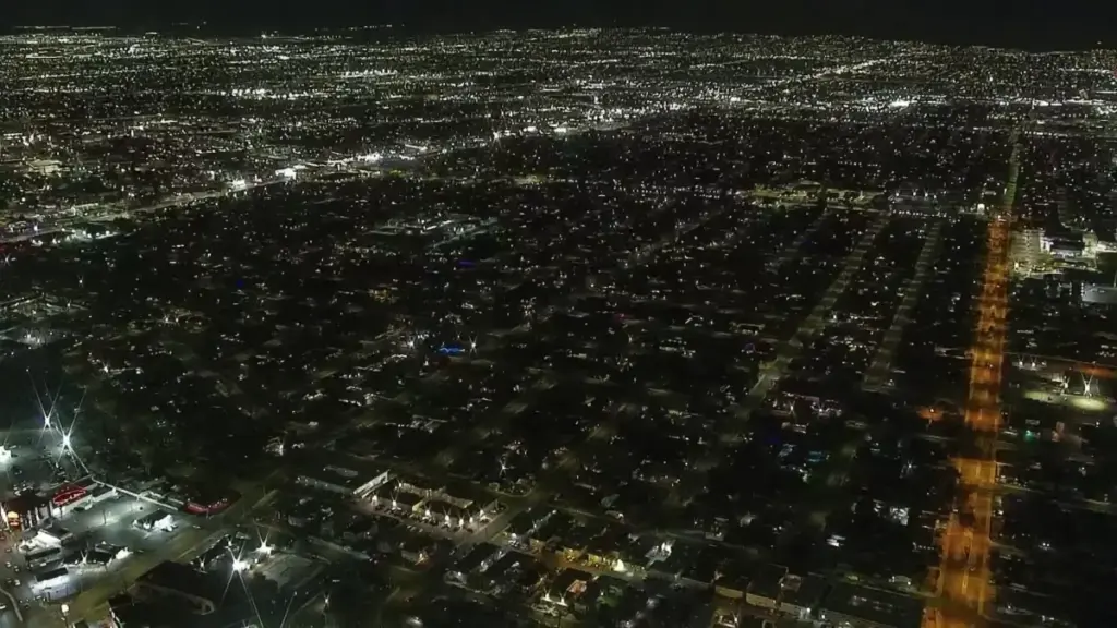 Fuertes vientos en Las Vegas provocan apagones y trabajos de restauración del servicio eléctrico en zonas residenciales.