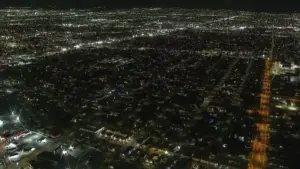 Fuertes vientos en Las Vegas provocan apagones y trabajos de restauración del servicio eléctrico en zonas residenciales.