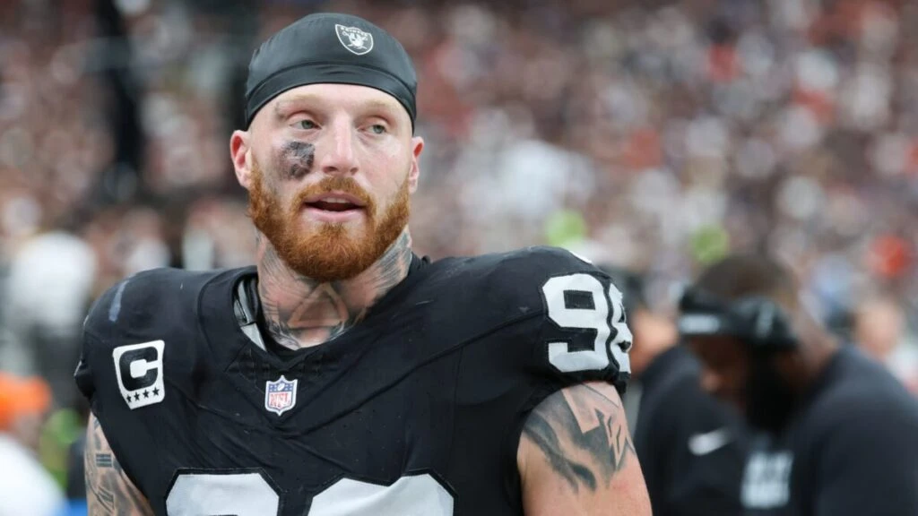Maxx Crosby con el uniforme de los Las Vegas Raiders durante un partido de la NFL, en un contexto de tensión interna y rumores sobre su futuro.
