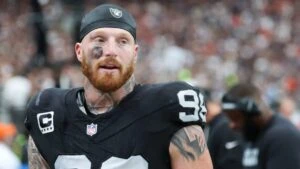 Maxx Crosby con el uniforme de los Las Vegas Raiders durante un partido de la NFL, en un contexto de tensión interna y rumores sobre su futuro.