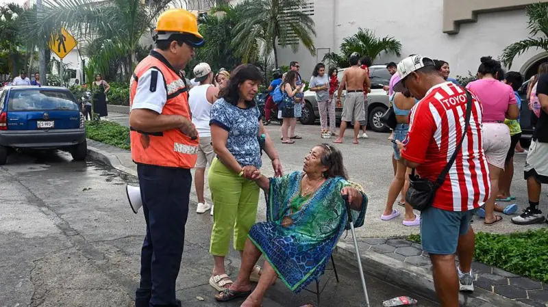 Personas evacuando edificios en Ciudad de México tras sismo México con alerta sísmica activa y protocolos de emergencia