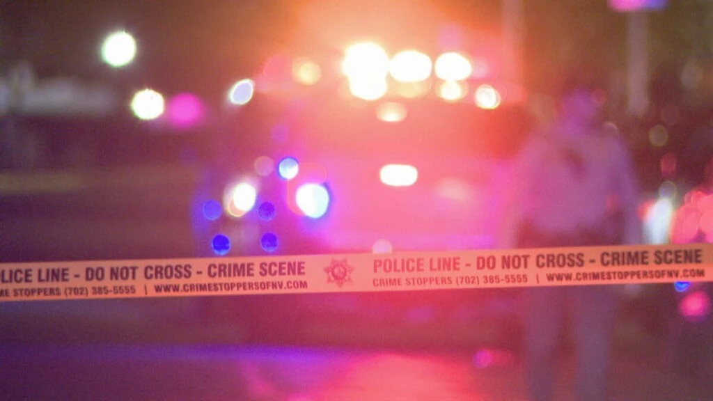 Investigación de un apuñalamiento fatal en Las Vegas con presencia policial en zona residencial durante la noche