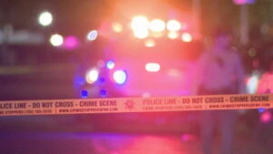 Investigación de un apuñalamiento fatal en Las Vegas con presencia policial en zona residencial durante la noche