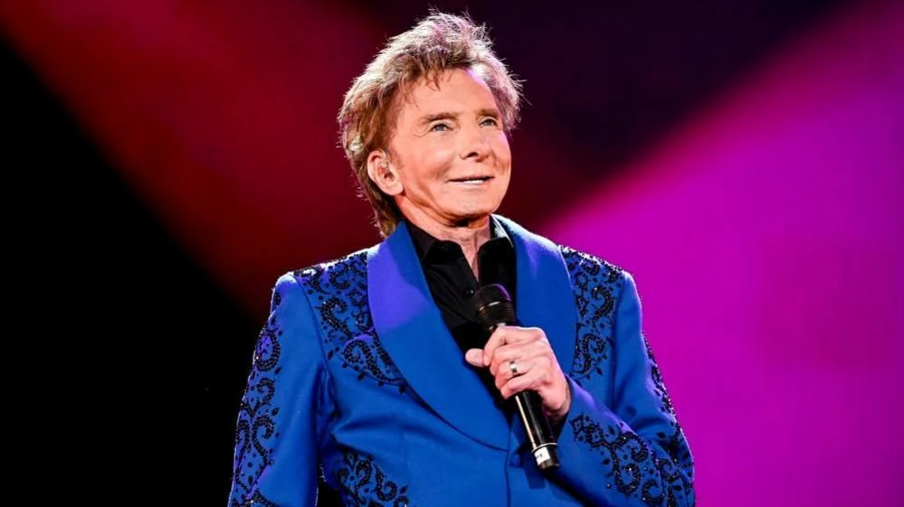 Barry Manilow durante un concierto en Las Vegas antes de cancelar presentaciones por motivos de salud y ajustes en su agenda.