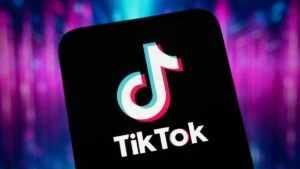 Escenario en Las Vegas durante TikTok Live Fest 2026 con creadores de contenido y ambiente de economía digital