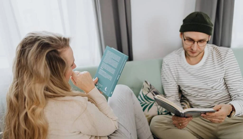 Club de lectura silenciosa en Las Vegas con personas leyendo en grupo en ambiente tranquilo y cultural.