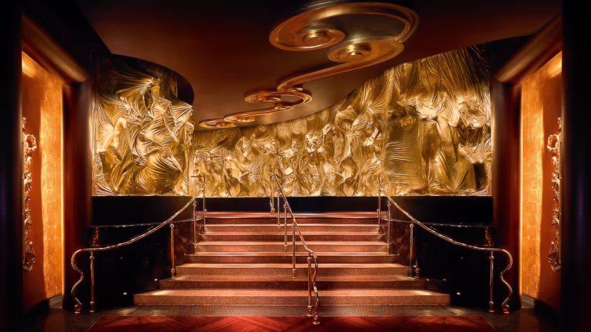 Multitud bailando en XS Nightclub considerado el club en Las Vegas más popular del Strip con luces y ambiente premium