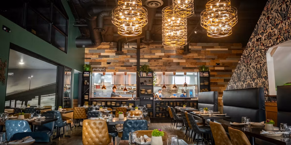 Interior de Esther’s Kitchen en Las Vegas con cocina italiana artesanal y ambiente del Arts District fuera del Strip.