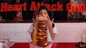 Fachada de Heart Attack Grill Las Vegas en Fremont Street con temática hospitalaria y hamburguesas gigantes.