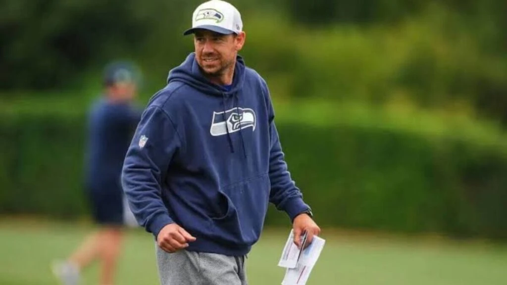 Klint Kubiak, entrenador en jefe de los Raiders, durante su presentación oficial en Las Vegas destacando la estrategia para la comunidad latina.