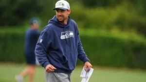 Klint Kubiak, entrenador en jefe de los Raiders, durante su presentación oficial en Las Vegas destacando la estrategia para la comunidad latina.