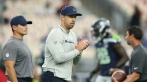 Klint Kubiak durante la preparación de los Seahawks para el Super Bowl ante los Patriots