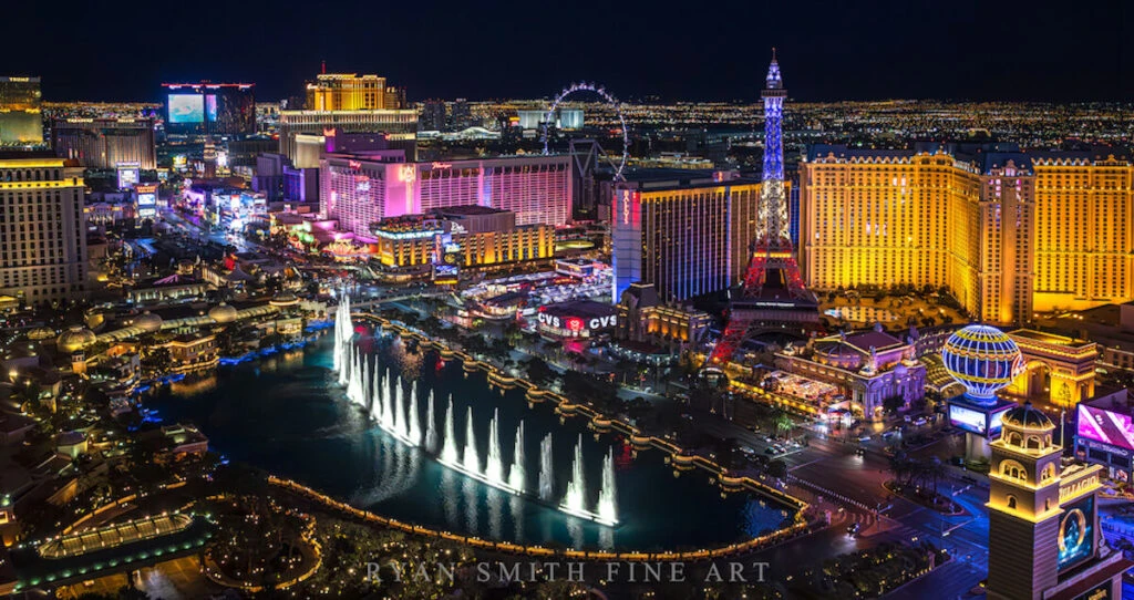 Vista nocturna del Strip durante Las Vegas febrero 2026 con luces, público y ambiente festivo que impulsa turismo en Nevada.