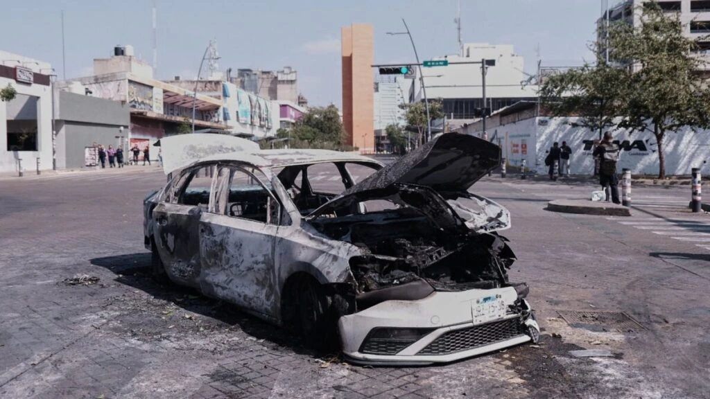 Fuerzas federales en operativo en Jalisco y bloqueos carreteros tras la muerte de El Mencho en México febrero 2026.