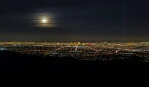 : Personas caminando en sendero natural de Las Vegas como parte de naturaleza y bienestar Las Vegas en Nevada