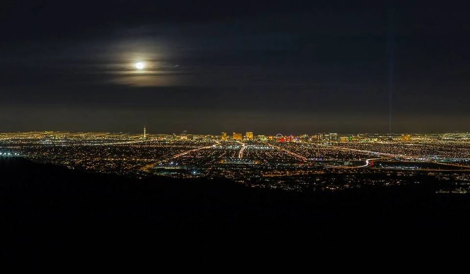 : Personas caminando en sendero natural de Las Vegas como parte de naturaleza y bienestar Las Vegas en Nevada