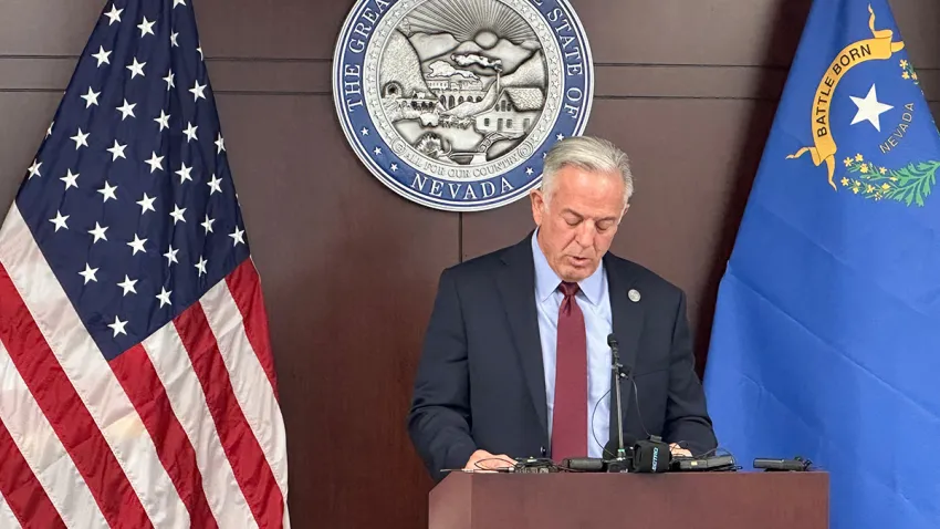 El gobernador de Nevada firma el proyecto AB 4 durante un acto oficial enfocado en reforzar la seguridad pública del estado.