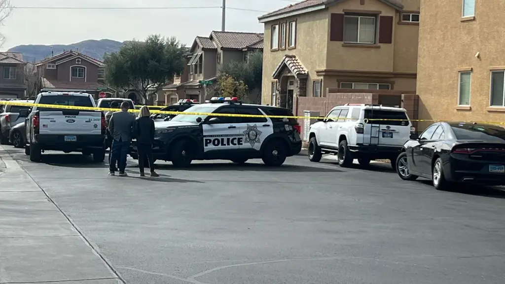 Investigación por doble homicidio en Las Vegas tras llamada al 911 realizada por un menor, con presencia policial en zona residencial