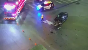 Vehículo y personal de emergencia en la intersección de East Owens Avenue y North Nellis Boulevard tras una colisión peatonal grave en Las Vegas