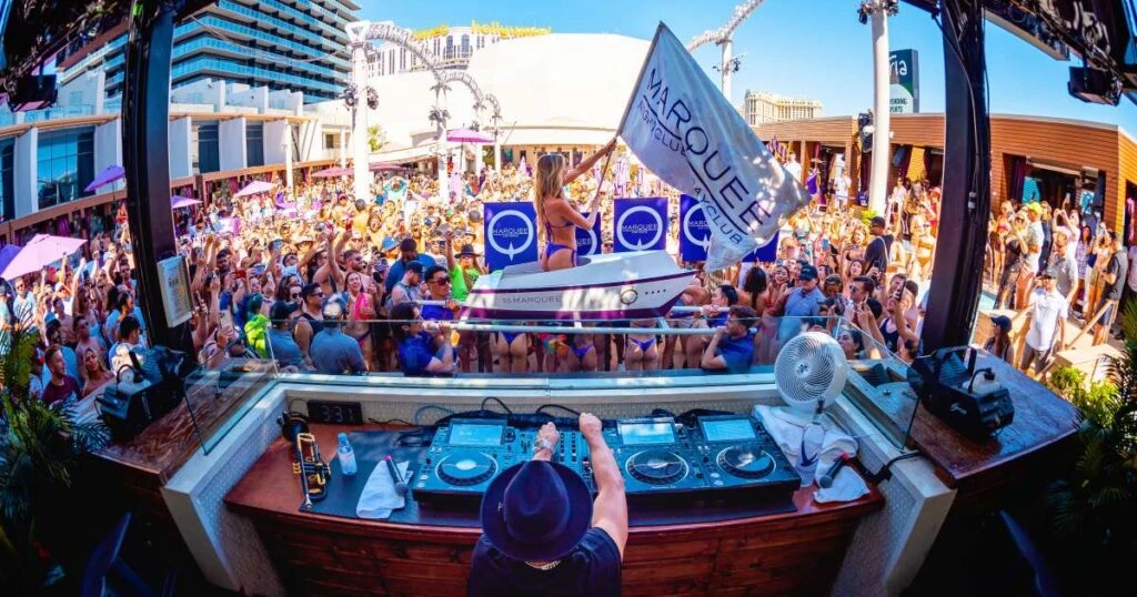 Asistentes disfrutando pool parties en Las Vegas con DJ en vivo y ambiente festivo en hotel del Strip todo el año.