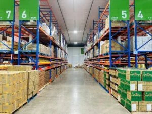 Interior de Resco Food Service en Las Vegas con estantes de productos asiáticos y formato mayorista tipo Asian Costco en Spring Valley.